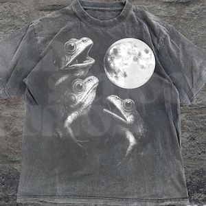 Frogs Howling To Moon 90s Vintage Style Tshirt, Retro Y2k Funny Frog Shirt, Unisex Shirt, Weird Mystical Toad Shirts,  Frog Lovers Gag Gift