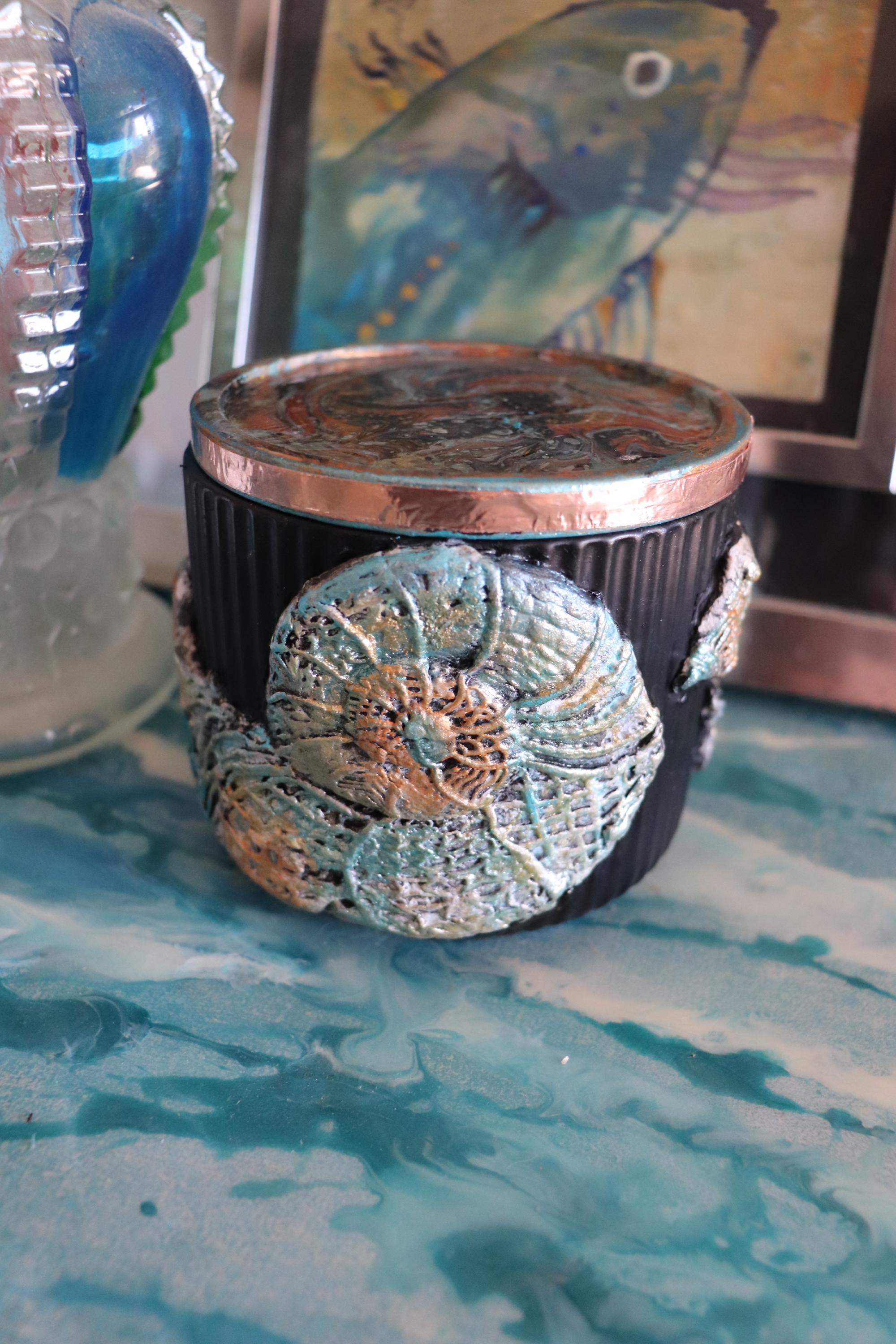 手描きの蓋が付いた、装飾が加えられた手作業で装飾された瓶はそれぞれ