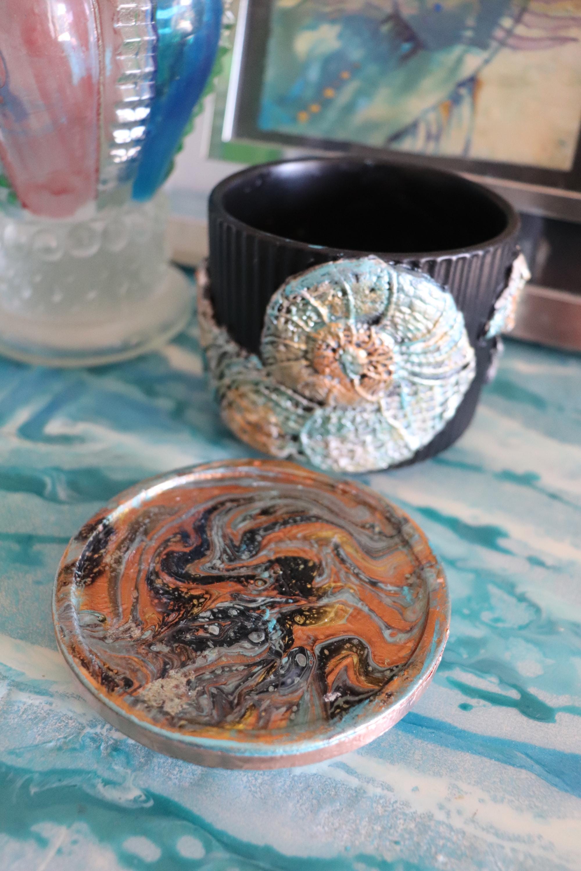 手描きの蓋が付いた、装飾が加えられた手作業で装飾された瓶はそれぞれ