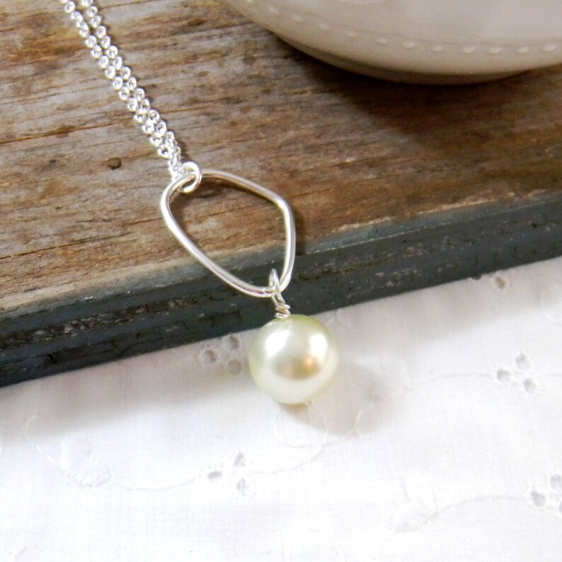 Long Pearl Pendant Necklace Geometric Pearl Necklace Pearl and Hoop Necklace Wire wrapped pearl necklace with hoop Womens Fashion