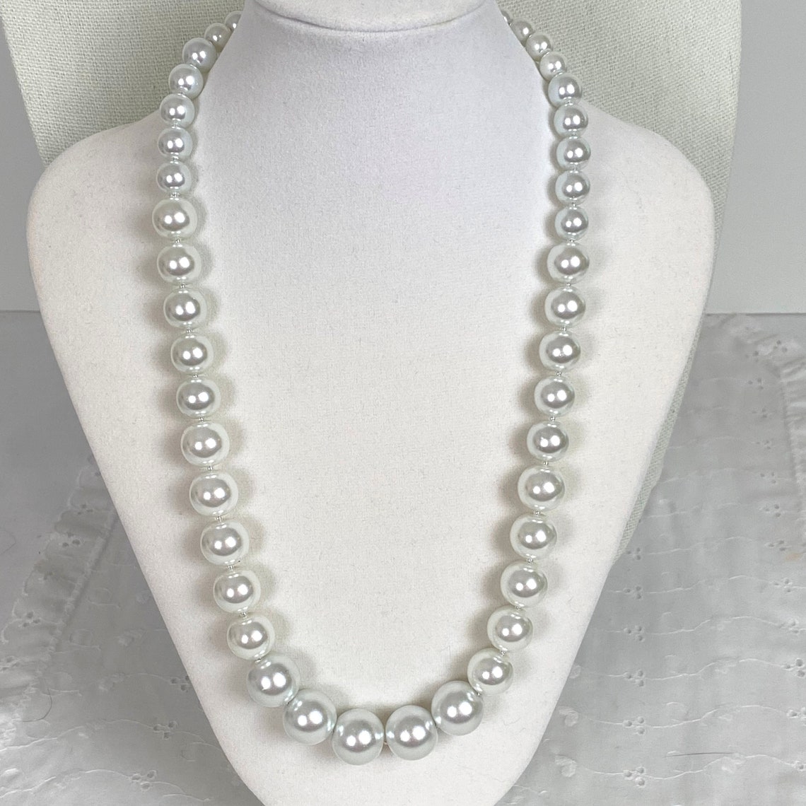 Chunky Graduated White Pearl Necklace Small to Large Pearl - Etsy