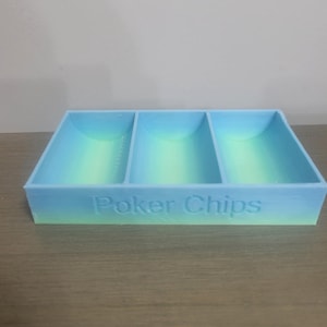 家族でゲームや楽しみを楽しむためのポーカーチップホルダー。