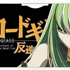 Könnte beinhalten: Eine schwarz-weiße Karte mit der Anime-Serie "Code Geass". Die Karte hat japanischen Text und den englischen Text "Code Geass Lelouch of the Rebellion". Die rechte Seite der Karte zeigt eine Figur mit grünen Haaren.