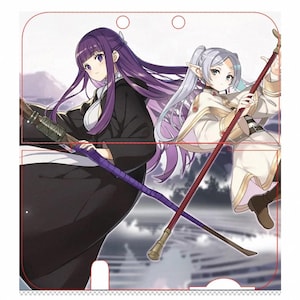 Puede incluir: Ilustración estilo anime con dos personajes femeninos con pelo largo y báculos. Una tiene pelo morado y viste de negro, la otra tiene pelo plateado y un atuendo blanco y dorado. El fondo muestra un paisaje borroso. Estilo limpio y detallado.