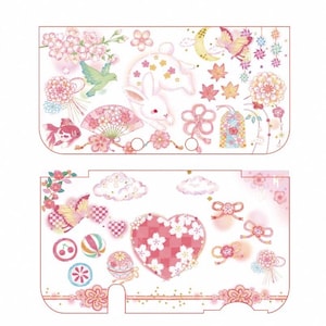 Op de afbeelding: Een decoratieve hoes met een Japans geïnspireerd ontwerp. Het heeft een witte konijn, kersenbloesems, vlinders en een hartvormig bloemenpatroon. Het kleurenpalet omvat roze, wit en vleugjes groen en goud.