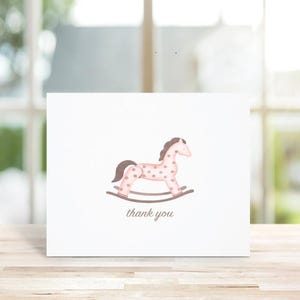 Cartes de remerciement Cheval à bascule, Cheval à bascule, Cartes de correspondance, Petite fille, Cartes de remerciement bébé, Cartes de remerciement, Cartes de remerciement, Cartes de correspondance