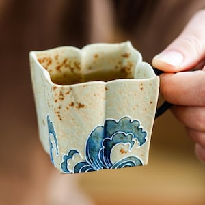 Caneca de cerâmica artesanal para latte, xícara de café quadrada japonesa com textura ondulada.