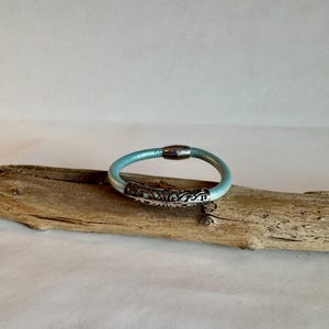 Handgefertigtes Lederarmband aus hellblauen italienischen Leder mit silbernem Magnetverschluss und Akzentwalze. Länge 14 cm