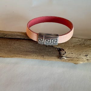 Rosafarbenes italienisches Lederarmband. Gefertigt mit einem reich verzierten Magnetverschluss im Westernstil. Gesamtlänge 17,5 cm