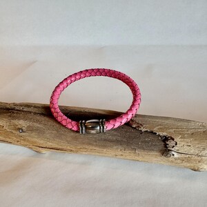 Wunderschönes rosa geflochtenes italienisches Lederarmband. Gefertigt mit einem silber farbenen Magnetverschluss. Länge 16,3 cm.