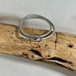 Lederarmband aus feinem weichen silbernen italienischen Leder und einem feinen Magnetschlauchverschluss. Klassische Schlichtheit.