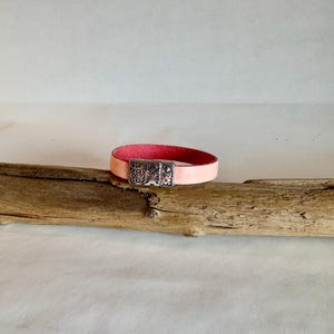 Rosafarbenes italienisches Lederarmband. Gefertigt mit einem Magnetverschluss im le fleur Stil. Gesamtlänge 17,5 cm