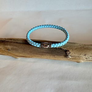 Hellblaues geflochtenes Lederarmband einfach gewickelt. Gefertigt mit silber Magnetverschluss.