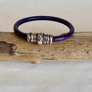 Tiefblaues wunderschönes Manschettenarmband aus italienischem Leder.  Gefertigt mit einem Ornament Silber Magnetverschluss als Mittelpunkt. Länge 17,5 cm.