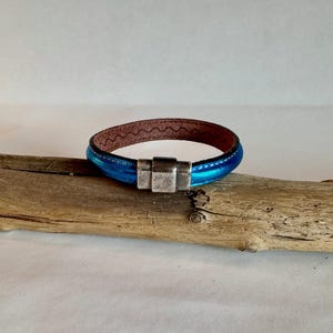 Metallic blau regaliz Leder in einem einzigen Wickelarmband. Mit Silberverschluss umgearbeitet. 16,5cm lang.