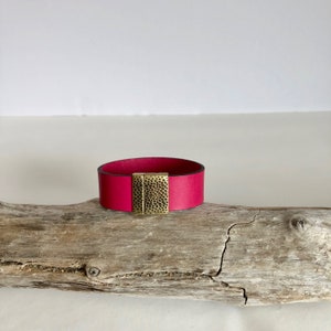 Leder Manschette Armband, gemacht mit wunderschönen hellrosa italienischen Leder, fertig mit einem hochwertigen Distressed Bronze Magnetverschluss. 6,4 cm lang
