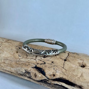 Lederarmband aus hellblauen italienischen Lederbändern, umgearbeitet mit einem detaillierten silbernen Magnetverschluss und silbernem Akzentrohr. Länge 14 cm