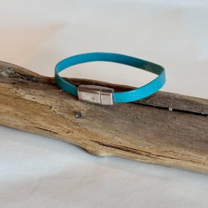 Weiches hellblaues italienisches Lederarmband. Gefertigt mit einem silber farbenen Magnetverschluss. Länge 17,5 cm.