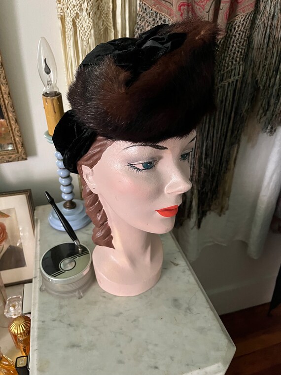 Gorgeous 1940s mink and black velvet tilt hat - image 2