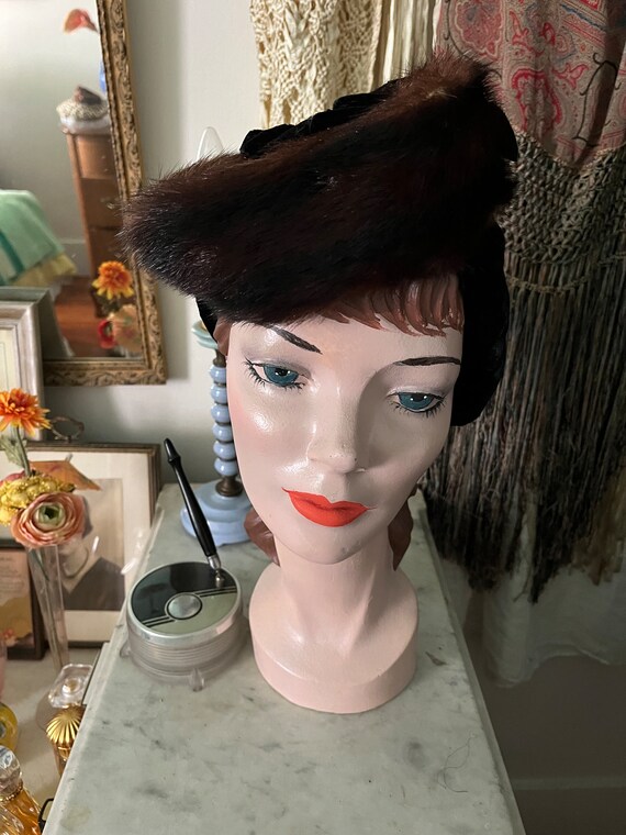 Gorgeous 1940s mink and black velvet tilt hat - image 3