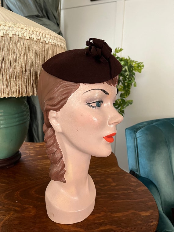 Adorable tear drop brown 1940s felt hat