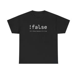 Könnte beinhalten: Schwarzes T-Shirt mit dem weißen Text "!false", darunter "it's funny because it's true" in kleinerer Schrift. Das T-Shirt hat einen Rundhalsausschnitt.