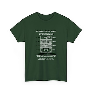 Könnte beinhalten: Ein dunkelgrünes Kurzarm-T-Shirt mit weißem Text und mathematischen Diagrammen. Die Grafik zeigt den Text NO FORMULA FOR THE QUINTIC, das Abel-Ruffini-Theorem und ein Diagramm, das verdeutlicht, dass für n=5 keine Formel existiert.