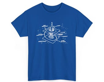 Op de afbeelding: Een koningsblauw T-shirt met korte mouwen en een witte grafische print van een wormgatdiagram. De illustratie bevat labels voor Our Universe, Worm, Future, Curved Space-Time, Wormhole Throat, Present, Hyperspace en Other Universe.