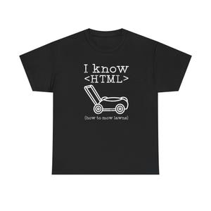 Puede incluir: Camiseta negra con un diseño blanco de una cortadora de césped y el texto "I know <HTML>" encima, con "(how to mow lawns)" debajo. El diseño es un juego de palabras humorístico que combina la codificación web y la jardinería.