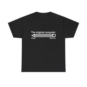 Puede incluir: Camiseta negra con el texto "The original computer:" encima de un gráfico de lápiz. El gráfico de lápiz tiene "PRINT" a la izquierda y "DELETE" a la derecha. Un diseño humorístico para los que aprecian la tecnología retro.