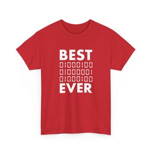以下が含まれることがあります： 赤い半袖Tシャツで、白い文字で「BEST」、その後に3行のバイナリコード、そして「EVER」という単語がプリントされています。デザインはTシャツの胸の中央に配置されており、文字と数字には太く鮮明なフォントが使用されています。