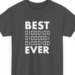 T-Shirt mit Binärcode-Motiv – Das perfekte Geschenk für Programmier-Fans