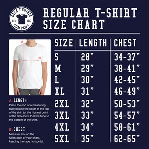 Op de afbeelding: Een marineblauwe afbeelding met een maattabel voor reguliere t-shirts. De tabel bevat maten S tot en met 5XL, met bijbehorende afmetingen voor lengte en borst. Een wit t-shirt wordt getoond met meetpunten A en B. Het logo van Geek T Shirts Company staat in de linkerbovenhoek.