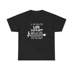 Könnte beinhalten: Schwarzes T-Shirt mit weißem Text: "IF I'M EVER ON LIFE SUPPORT UNPLUG ME THEN PLUG ME BACK IN. SEE IF THAT WORKS." Das Design zeigt eine Herzschlaglinie und ein Stecker-Symbol.