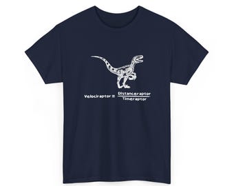 Op de afbeelding: Een donkerblauw t-shirt met korte mouwen en een witte lijntekening van een velociraptor. Onder de dinosaurus staat de in het wit gedrukte vergelijking: Velociraptor = Distanceraptor / Timeraptor, geschreven in een eenvoudig lettertype.