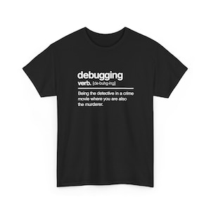 Puede incluir: Una camiseta negra de manga corta con texto blanco que define la palabra debugging como ser el detective en una película de crímenes donde también eres el asesino. El diseño incluye la palabra debugging, la categoría gramatical y la fonética.