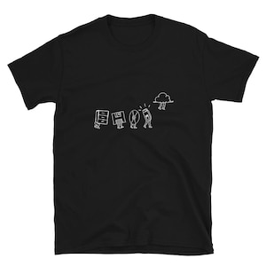 Puede incluir: Camiseta negra con un gráfico blanco de un disquete, un CD, una memoria USB y una nube con el texto "Evolve" debajo.