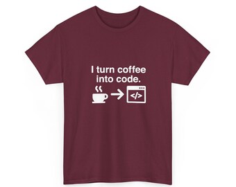 Könnte beinhalten: Ein bordeauxrotes Kurzarm-T-Shirt mit dem weißen Text I turn coffee into code. Unter dem Text befindet sich eine weiße Grafik einer Kaffeetasse, ein Pfeil nach rechts und ein Computerfenster-Symbol mit Code-Klammern.