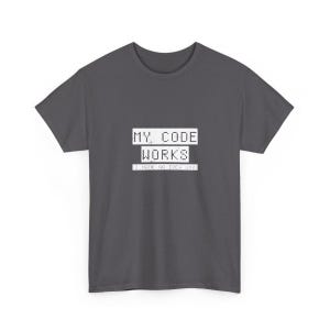 Może przedstawiać: Ciemnoszary t-shirt z krótkim rękawem z białym, pikselowanym napisem na klatce piersiowej o treści MY CODE WORKS I HAVE NO IDEA WHY. Koszulka ma okrągły dekolt i standardowy krój, wykonana z jednolitego materiału.