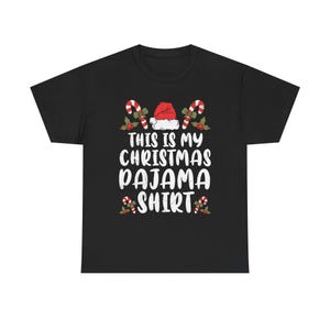 Może przedstawiać: Czarna koszulka z świątecznym wzorem. Koszulka zawiera napis "THIS IS MY CHRISTMAS PAJAMA SHIRT" w kolorze białym, a także laski cukrowe, ostrokrzew i czapkę Świętego Mikołaja.