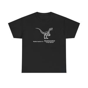 Könnte beinhalten: Schwarzes T-Shirt mit einer weißen Grafik eines Velociraptors und dem Text "Velociraptor = Distanceraptor/Timeraptor". Das Design ist eine humorvolle Interpretation einer wissenschaftlichen Formel. Das T-Shirt besteht aus einem weichen, bequemen Material.
