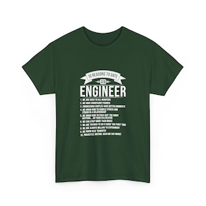 Könnte beinhalten: Ein dunkelgrünes Kurzarm-T-Shirt mit weißem Text, der 10 REASONS TO DATE AN ENGINEER lautet, gefolgt von einer Liste mit zehn humorvollen Punkten über Ingenieurwesen, einschließlich Verweisen auf durchgearbeitete Nächte und Wärmeübertragung.