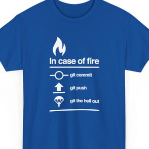 Im Brandfall Git Commit - Reguläres Unisex-T-Shirt mit Rundhalsausschnitt
