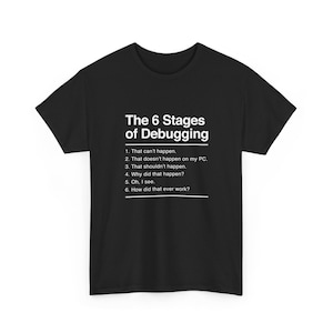 De 6 fasen van debuggen - Coder Shirt - It Shirt - Regular Unisex T-shirt met ronde hals