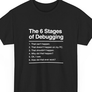 Die 6 Phasen des Debuggens – Programmierer-Shirt – It-Shirt – Unisex-T-Shirt mit Rundhalsausschnitt
