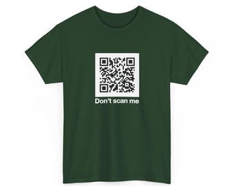 Könnte beinhalten: Ein dunkelwaldgrünes Kurzarm-T-Shirt mit einem großen weißen Quadrat, das einen schwarz-weißen QR-Code auf der Brust zeigt, wobei der Text "Don't scan me" in Weiß direkt unter dem QR-Code-Grafikmotiv aufgedruckt ist.