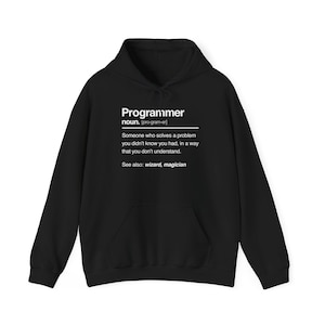 Könnte beinhalten: Schwarzer Kapuzenpullover mit dem Wort "Programmer" und seiner Definition in Weiß. Die Definition lautet: "Jemand, der ein Problem löst, von dem Sie nicht wussten, dass Sie es hatten, auf eine Weise, die Sie nicht verstehen." Siehe auch: wizard, magician.