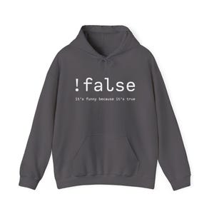 Może przedstawiać: Ciemnoszara bluza z kapturem z białym napisem !false na piersi oraz mniejszym białym tekstem it's funny because it's true wydrukowanym bezpośrednio pod nim. Odzież posiada przednią kieszeń typu kangurka oraz sznurki do regulacji kaptura.