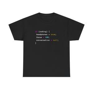 以下が含まれることがあります： 黒いTシャツ。カラフルなテキストでプログラミングコード形式で「if (coding) { headphones = true; focus = 100; conversation = null; }」と書かれています。プログラマー向けの面白いデザインです。