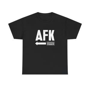 Puede incluir: Camiseta negra con la inscripción blanca "AFK" encima de un dibujo de teclado y una flecha que apunta hacia la izquierda. Esta prenda informal probablemente está hecha de algodón o un material similar.